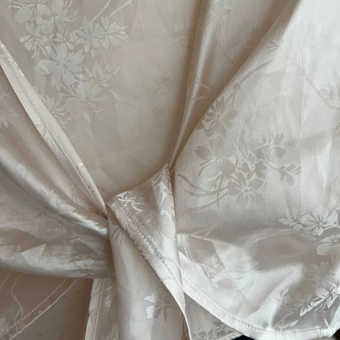 Vit blommig knytblus - 2