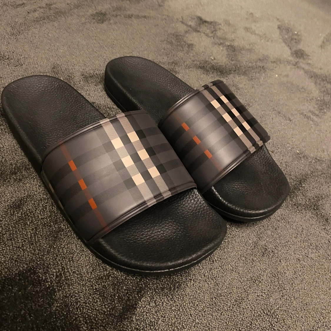 Svarta sandaler med rutigt mönster - 1