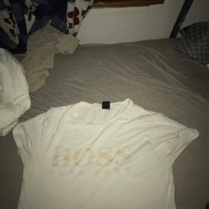 Vit t-shirt från Hugo Boss - Säljer en stilren vit t-shirt från Hugo Boss med deras logga tryckt på framsidan PRIS KAN DISKUTERAS 