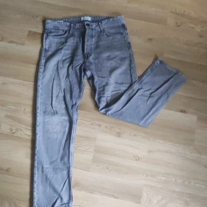 Grå jeans från Jack & Jones - Snygga grå jeans från Jack&Jones storlek 32/30, använda ett fåtal gånger. Nyskick