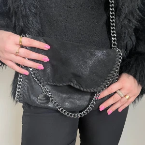 Axelremsväska - Stella McCartney liknande väska, har defekter (på baksidan) som är ihoplimmad, se bild, samt lite ”rost”/avskavd färg på kedjan osv.💘 99kr 