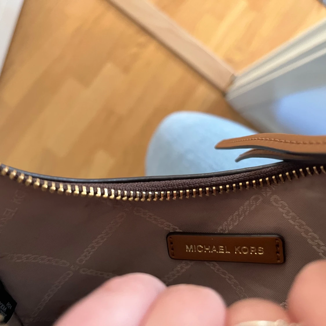 Brun axelväska från Michael Kors - 2