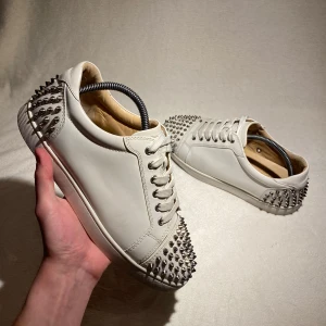 Loubs - Christian Louboutin | strl 42 - givetvis äkta (bevis finns) alla nitar är kvar - skick 9/10 - nypris: 8000kr, vårt pris: 2649kr - 📩 STEAL