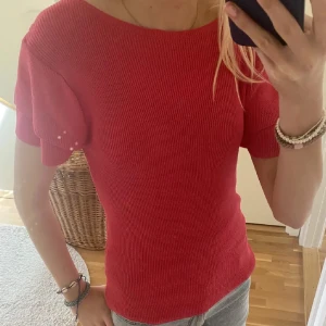 Rosa och vit kortärmad topp - Två snygga toppar i rosa och vitt. Båda är kortärmade och har en enkel, stilren design. Perfekta för en avslappnad look.