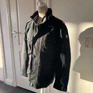 Moncler jacka/field jacket - Snygg svart jacka från Moncler med dragkedja och knappar. Jackan har långa ärmar och flera praktiska fickor framtill. Perfekt för vår vädret som närmar sig. Storlek 3 och passar mig som är 183cm lång. Skick 8/10. Saknas en knapp men inget man märker till, annars i ett fint skick. Bara att höra av er vid frågor! Öppen för byten! MVH