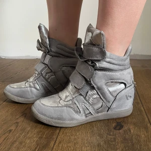 Skor med kilklack - Isabel Marant liknande skor med silver detaljer 🤩 Storlek 37, normal i storlek! Bra skick, finns tecken på användning men fint helhetsintryck🌟 449kr