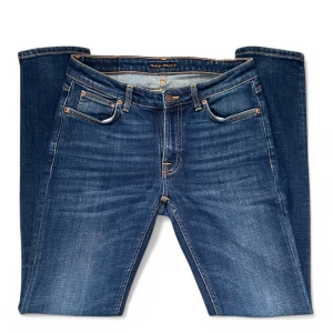 Blå jeans från Nudie Jeans - Snygga blå jeans från Nudie Jeans i nytt skick! Mitt pris 499 kr men kan diskuteras. Skriv vid minsta fundering eller behov av fler bilder. 
