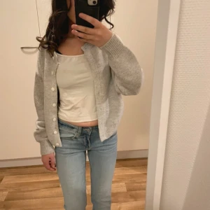 Grå stickad kofta - Använd ett fåtal gånger