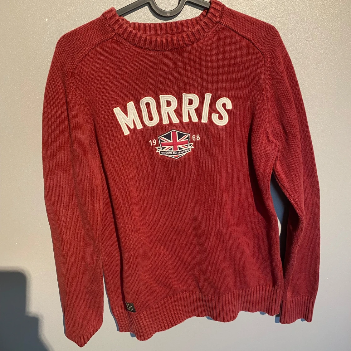 Röd stickad tröja från Morris