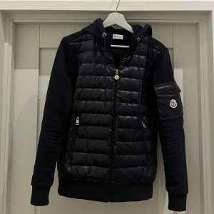 Moncler cardigan/hybrid jacka - Använd fåtal gånger. Det finns inga defekter,scannen funkar, taggen finns. Pris kan diskuteras hör av dig vid frågor.
