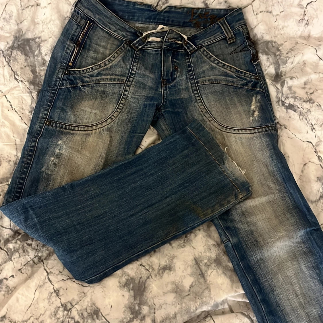 Blå jeans med slitningar