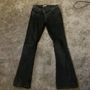 Mörkgråa bootcut jeans från Gina tricot  - Snygga svarta bootcut jeans från Gina tricot. De har en klassisk femficksdesign och en bekväm passform. Perfekta för en stilren look.