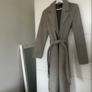 Grå/brun kappa från Vero Moda - Snygg kappa från Vero Moda, Aldrig använd! 