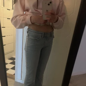 Ljusblå bootcut jeans från lager 157 - Snygga ljusblå bootcut jeans från lager 157 med låg midja, storlek xxs använda några gånger 