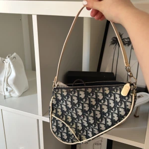 Dior väska - Axelväska från dior nyskick 