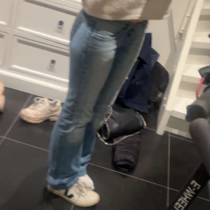 Ljusa low waist bootcut jeans  - Jätte fina low waist jeans från ”big star” inga defekter strl xs/34 säljer då dom va för små för mig 🩷