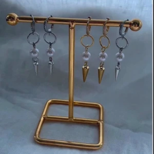 Örhängen  - Köp för 99kr/st eller 185kr paret.  Alla finns i både silver och guld. Modell 082