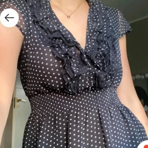 Blus - Jätte fin prickig blus säljer denna på grund av att den är för stor för mig, bra skick!