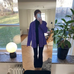 Lila läderjacka - Snygg lila mockajacka med knappar. Jackan har en normal passform och långa ärmar, perfekt nu till våren!💜Står 44 men passar mig som brukar ha XS/S! Materialet är i något som kallas ”Pig Split leather”.