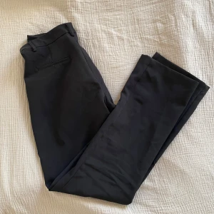 Svarta kostymbyxor - Snygga svarta kostymbyxor. De har en rak/flare passform. De är midwaist😇