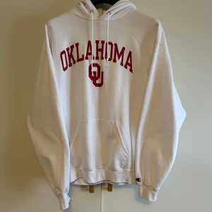 Vintage hoodie - Vintage Hoodie i bra skick. Modell på bilden är 186cm