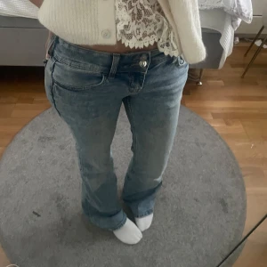 Low-waist bootcut jeans - Säljer dessa supersnygga ljusblå lowwaist bootcut jeansen som är i mycket bra skick och knappt använda. Jeansen har även snygga detaljer på bakfickorna. Jeansen har inga defekter och det är bara att höra av sig om man har några frågor!💗😊