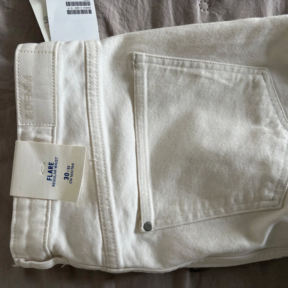 Vita bootcut jeans från HM - 2