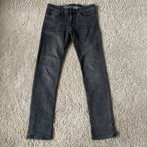 Massimo Dutti jeans - Ett par gråa jeans från Massimo Dutti i modell slim fit. Dem är i storlek 30. Använda men har mycket kvar att ge. Hör av dig vid frågor eller funderingar!