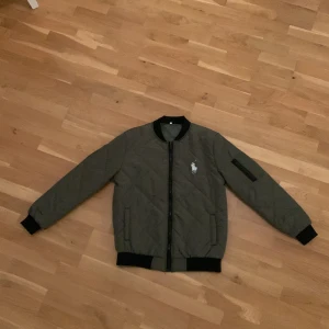Ralph Lauren Jacka - Hej, säljer denna riktigt feta Ralph Lauren jackan som har en riktigt unik grön färg. (använd bara några få gånger) Storlek S! 