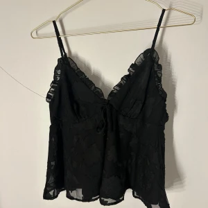 Svart topp - Säljer denna svarta jättegulliga topp från ginatricot då den inte kommer till användning. Perfelt för sommaren.Den är helt oanvänd och har därför nyskick 🩷