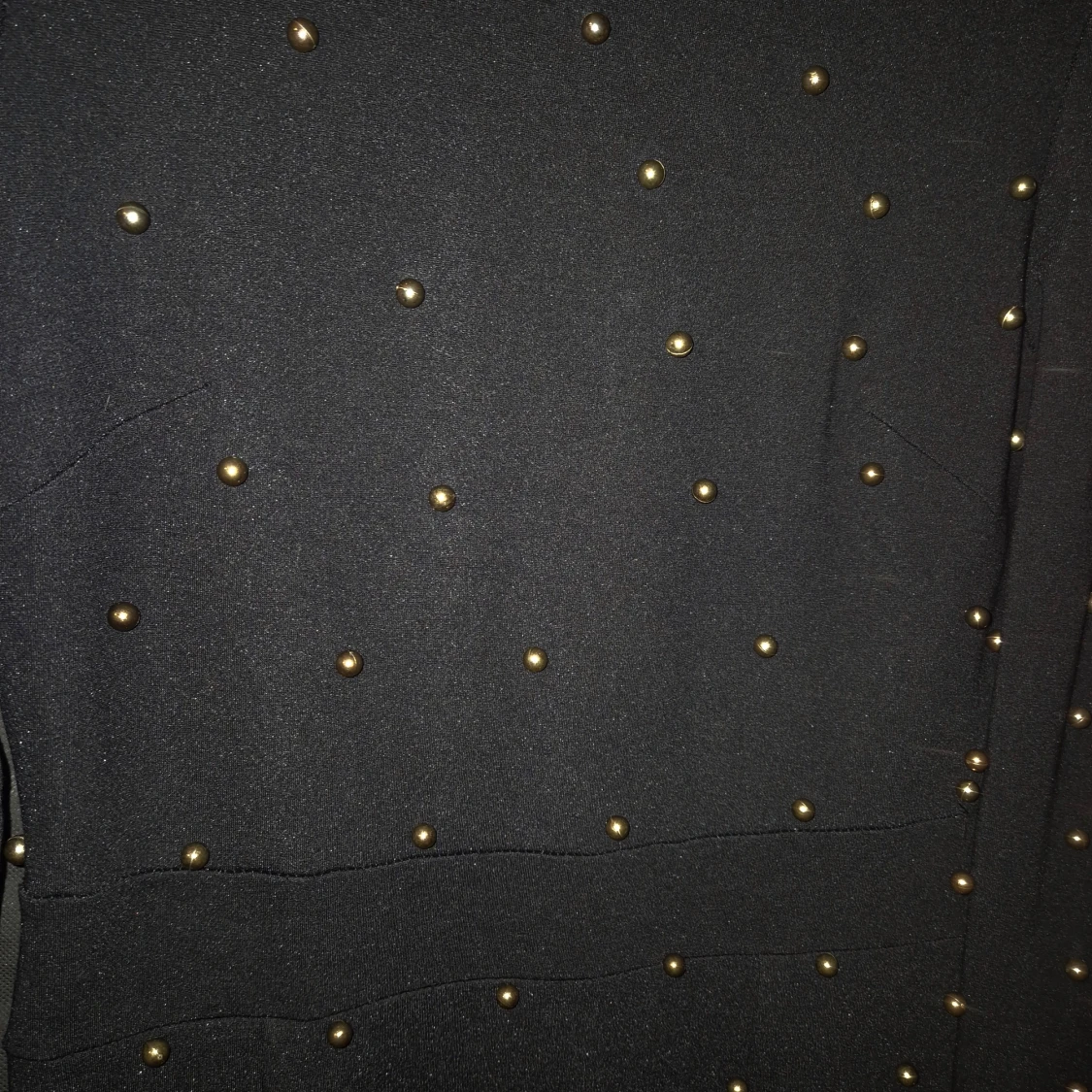 Svart klänning med guld pärlor  - 1