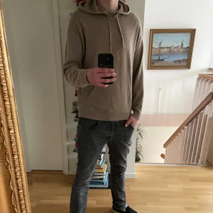 Massimo dutti cashmere hoodie - Cashmere hoodie från masimo dutti. 100% cashmere. Tröjan är i otroligt bra skick och är använd typ 3 gånger.                               Han på bilden är 187 väger 76.                     Hör av er vid fler frågor.