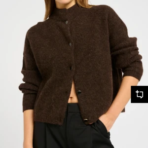 Brun gestuz kofta - Säljer en mysig brun kofta med knappar framtill. Har använt den 2 gången och den passar inte riktigt min stil. Köpt för 1.800kr och säljer för 1.300kr