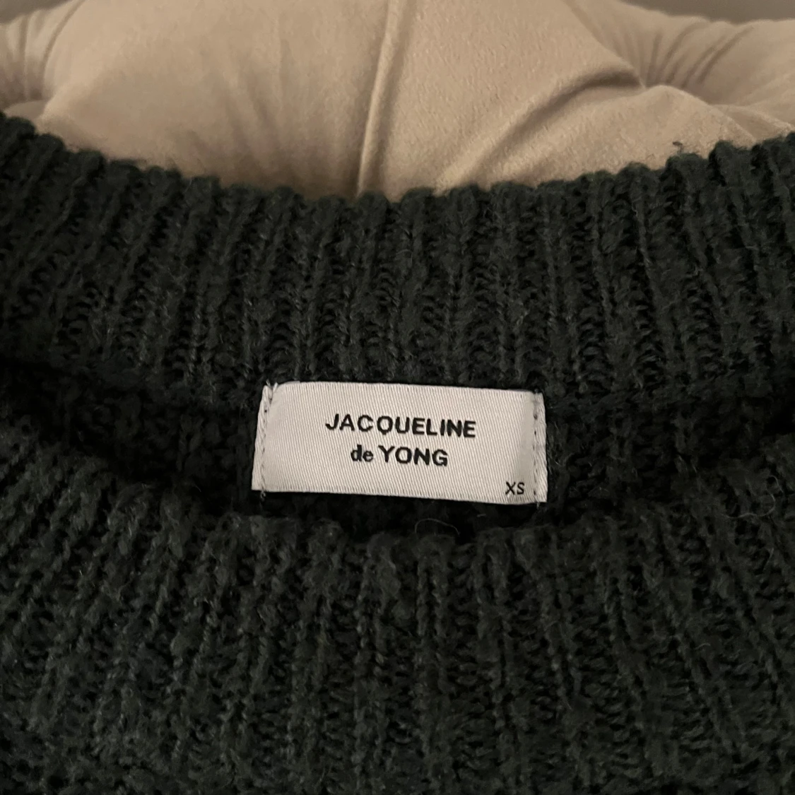 Mörkgrön stickad tröja från Jacqueline de Yong - 1