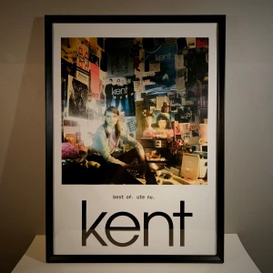 Kent - Affisch, 50x70cm  - Kent - Best Of promoaffisch, 50x70cm  Inga tejprester eller hål, i nyskick - aldrig uppsatt!  Skickas i papprulle! Tavelramen ingår inte!