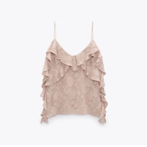 Rosa  volangtopp - Säljer en söt rosa topp med volanger och tunna axelband. Toppen har ett blommigt mönster och är perfekt för varma dagar. Den är både stilren och romantisk.
