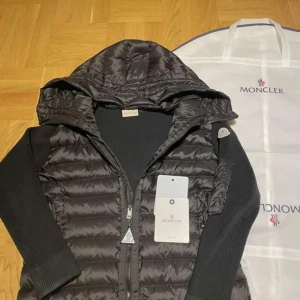 Moncler cardigan - Ny cardigan äkta, allt og medföljer, NFC Scan funkar, använd fåtal gånger men inga defekter eller täcken på användning. Storlek 2( passar M-S), hör av er vid frågor osv ✅