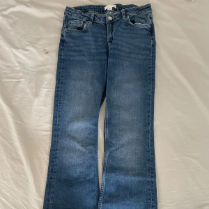 Blå bootcut jeans - Säljer mina blåa midrise, bootcut jeans i storlek 158 ifrån Gina tricot. Är använda få gånger och är i mycket bra skick💕