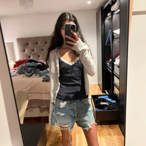 Blå jeansshorts från Zara - Jättecoola jeansshorts från Zara helt nya med lapp!! Skulle passa perfekt till sommar 🤗🥰💖