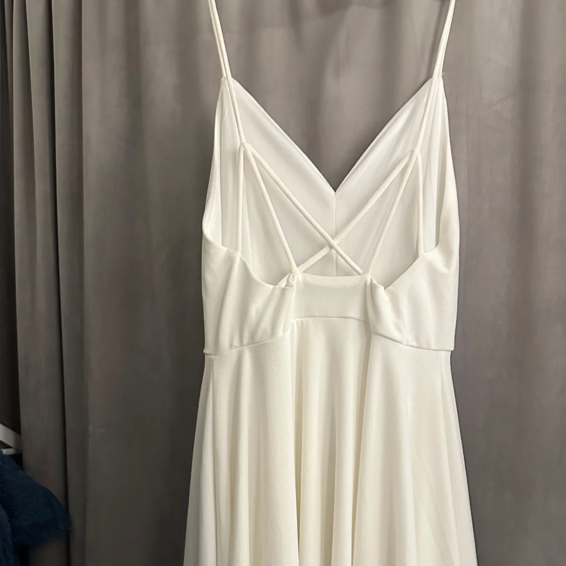 Vit klänning med smala axelband - 1