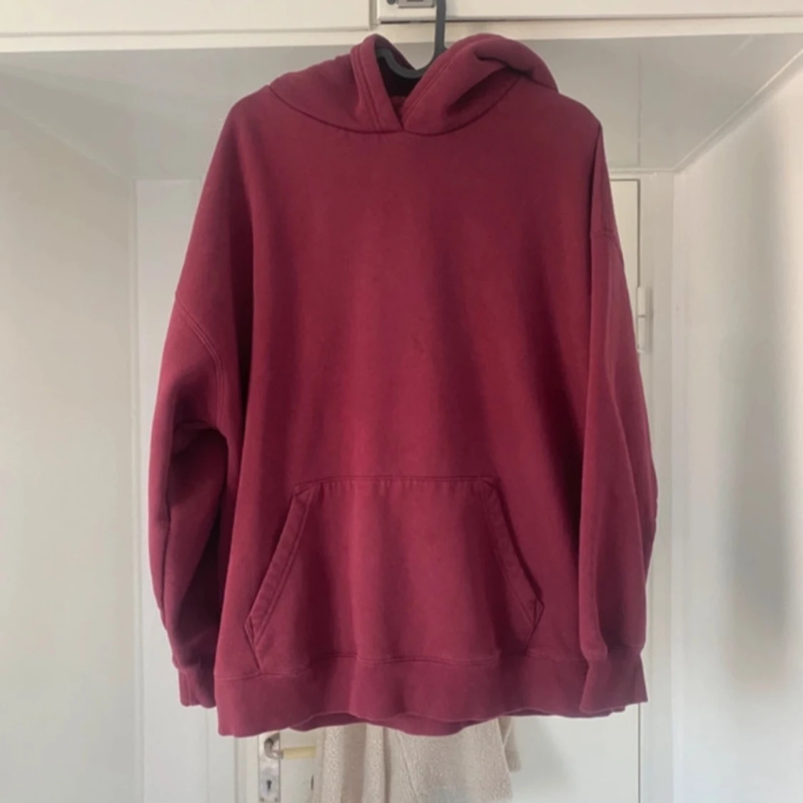 Vinröd hoodie