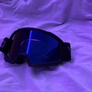 Svarta skidglasögon med blått spegelglas - Snygga svarta skidglasögon med blått spegelglas och justerbart band. Fick de som present hösten 2024💕 de kostade 349kr.