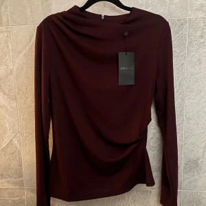 Vinröd topp - Säljer en fin vinröd topp som tyvärr inte kom till användning. Jag köpte den förra året. Det är inga defekter på den då den aldrig är använd. Nypriset var 400kr. Tryck gärna på köp nu och var inte rädda att fråga om det är något ni undrar över💕💕