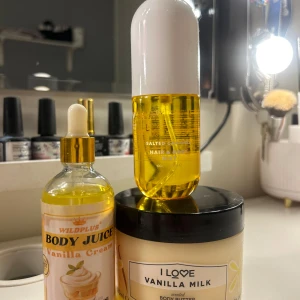 Hudvårdsprodukter med vaniljdoft - Säljer en samling av hudvårdsprodukter med vaniljdoft. Inkluderar en 'Body oil' Vanilla Cream från Wildplus, en 'Salted Caramel' hår- och kropp mist, samt en 'Vanilla Milk' body butter. Perfekt för dig som älskar söta och krämiga dofter. Alla produkter har använts 2-3 ggr❤️❤️