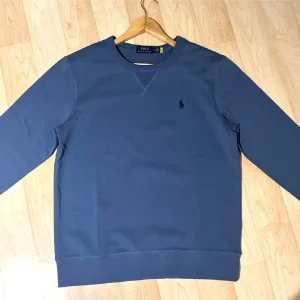  Ralph Lauren tröja  - Säljer en stilren blå tröja från Ralph Lauren. Skicket är i 10/10 knappt använd. Om ni har några frågor är det bara att skriva🙌 priset är ej hugget i sten🗡️🪨