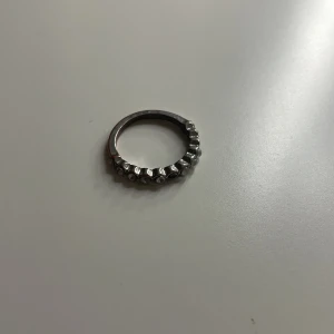 Silverring med dekorativa detaljer - Elegant silverring med små dekorativa detaljer runt hela bandet. Perfekt för att ge en subtil men stilfull touch till din look. Passar bra på både ring- och lillfingret.