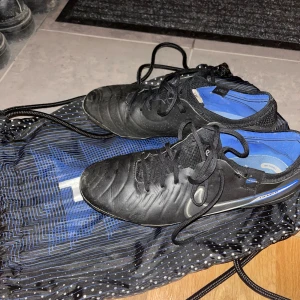 Nike tiempo fotbollsskor  - Nike Tiempo Fotbollskor | Högsta modellen, köpta för 2500kr på unisport | skick 7-8/10 använda ca 1-2 månader, någon sliten dobb men funkar fortfarande sjukt bra| Strl 40 | Hör av er vid frågor eller funderingar ✅