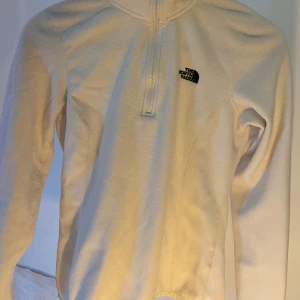 Fleece från The North Face - Säljer en vit fleecejacka från The North Face. Bara använd någon enstaka gång, perfekt som underställ ⛷️ 