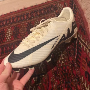 Nike fotbollsskor  - Riktigt bra Nike fotbollsskor som jag köpte för 1300 helt nya som var för små för mig som jag nu säljer. Använt dom en gång