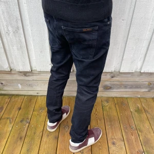 Nudie Jeans ”Grim Tim” - Säljer nu dessa sjukt stiliga Nudie jeans i använt skick | Modellen är den populära slimfit varianten ”Grim Tim” | På lappen står 30/34, de är uppsydda till 30/32! | Hör av dig vid frågor!✌️👑